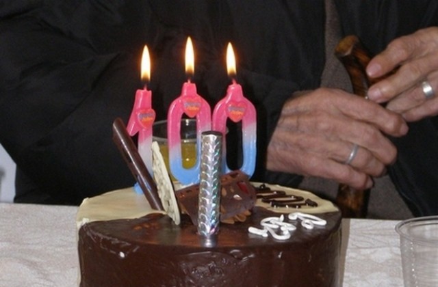 Двама столетници от Ловешко с право на глас на референдума