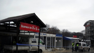 Бутат още бараки около Дупката