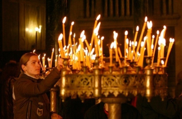 Помазват миряните с осветен елей от гръцкия манастир „Свети Рафаил”