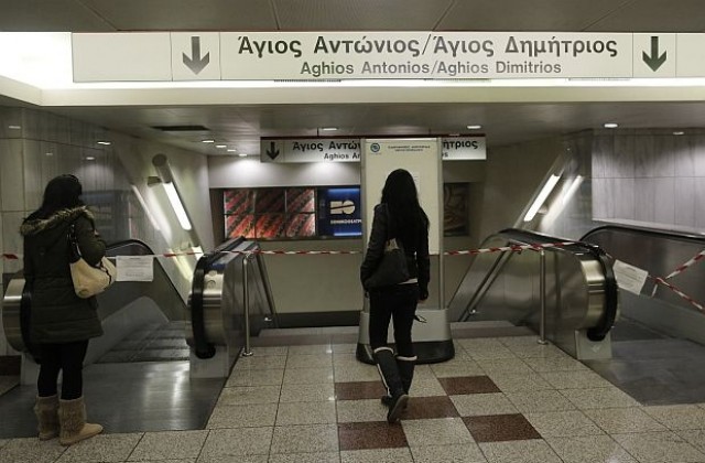 Гръцката полиция щурмува депо на атинското метро