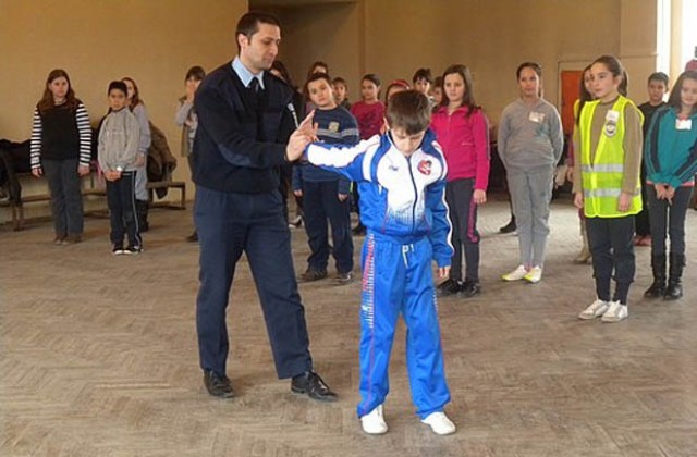 Обучават деца как да обезвреждат противник