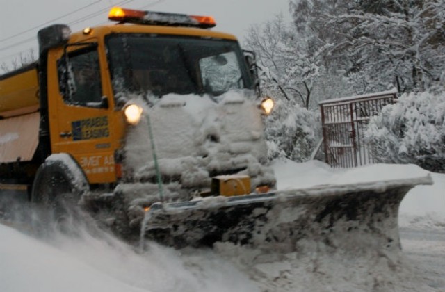 158 снегопочистващи машини работят в София