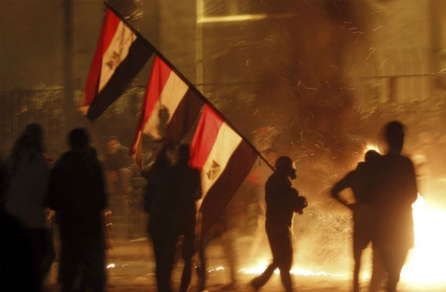 Кървави сблъсъци, армия и призиви за мир в Египет