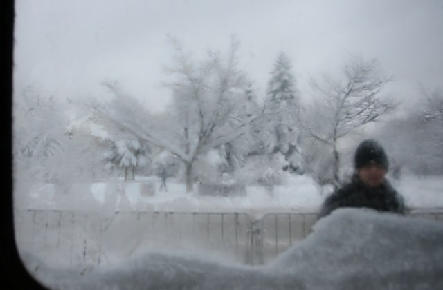 Сняг затрупа Смолянско, метър и половина преспи на Пампорово
