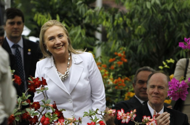 На раздяла Обама обсипа Хилъри Клинтън с похвали