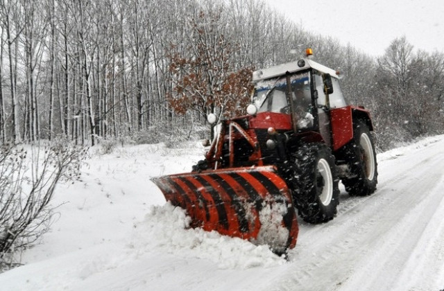 От 6 до 10 см е снегът в Хасковско. 30 машини на пътното чистят