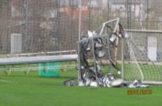 Етър- 24 разтрогна с Николай Петров, буря прекрати днешната контрола с „Азал”