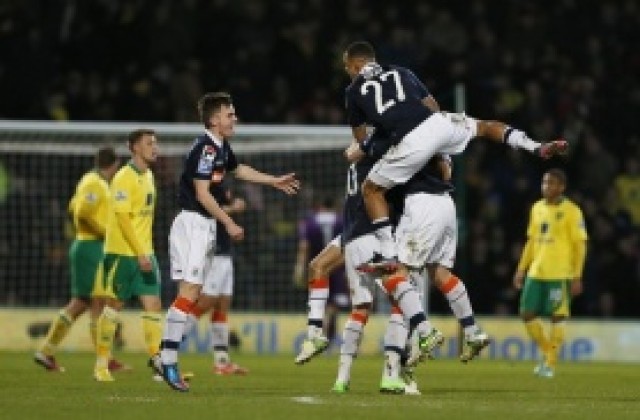 Лутън пише история за ФА Къп, „шапкарите“ изхвърлиха елитния Норич