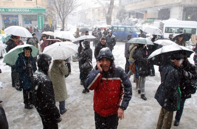 Снегът блокира достъпа до секциите в 5 села. Изборният ден е открит в 11-те общини
