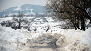 Остава студено