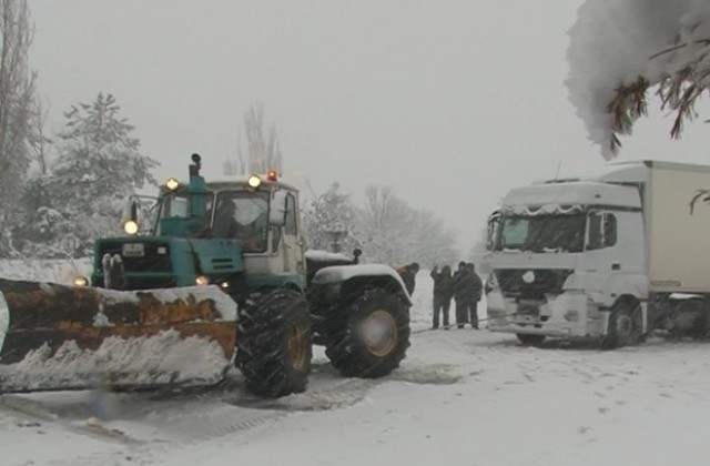 ТИР закъса край Дрипчево. Орешец с 29 см снежна покривка