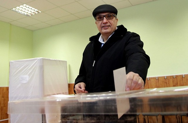 Костов призова хората „да не оставят съдбата си на улицата”