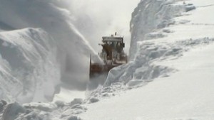 Бременна жена беше спасена с верижен снегорин