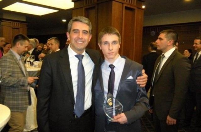 Президентът Росен Плевнелиев награди младеж от Г. Оряховица