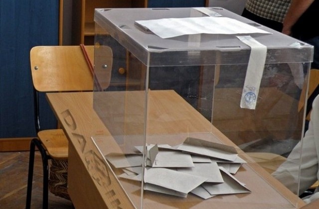 12 гласуват с удостоверения. 529 полицаи пазят референдума