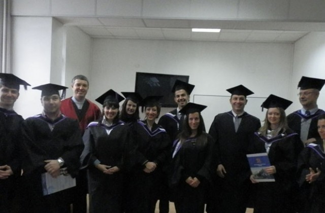 20 възпитаници на ВУМК получиха британски магистърски дипломи