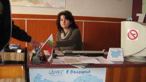 Доброволци помагат на трудноподвижни хора да гласуват
