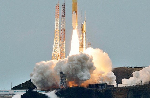 Япония изстреля два шпионски спътника