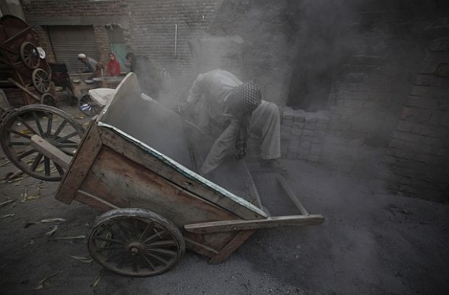 8 души загинаха при инцидент във въглищна мина в Пакистан