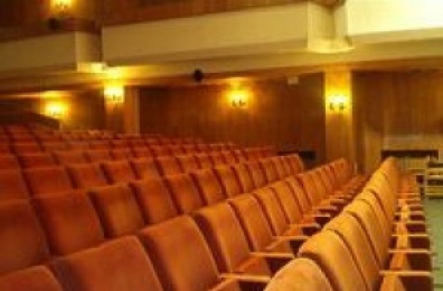 Театър Искри и сезони гостува на горнооряховска сцена