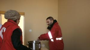 Раздават топъл обяд на хора без подслон