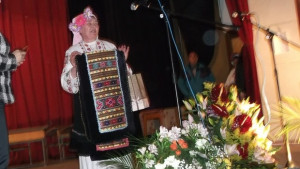 Самодейци дариха Цецка Цачева с ръчно тъкана престилка