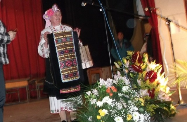 Самодейци дариха Цецка Цачева с ръчно тъкана престилка