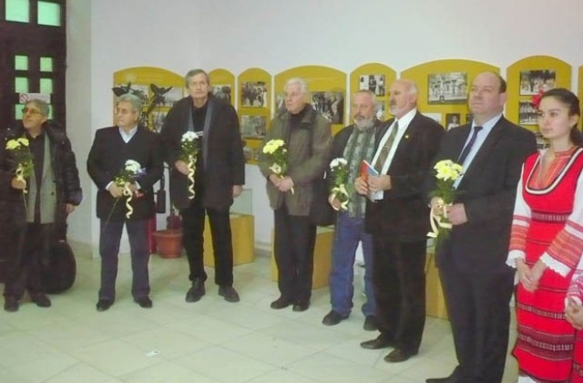 Творци дариха книги за училищна библиотека