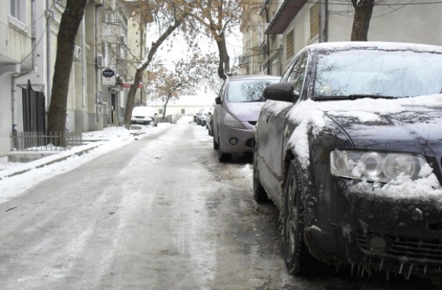 Бъдете внимателни! Сняг и лед по пътищата във Варненско