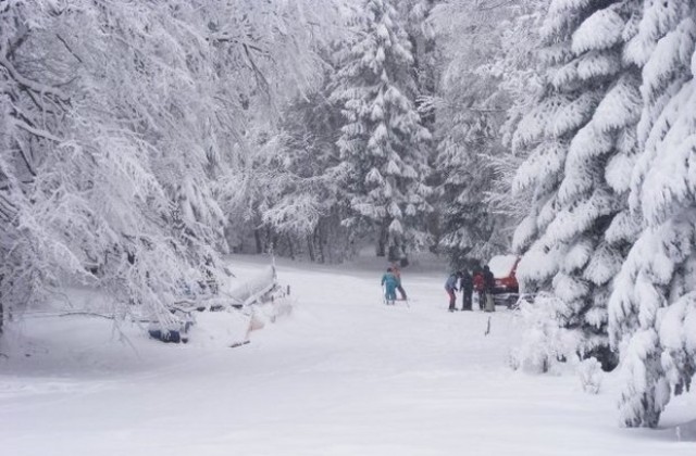 Облачно, на места слънце