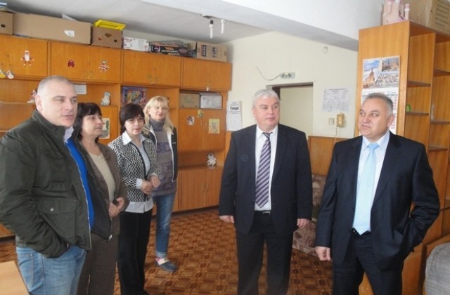 Депутати подкрепиха ръководството на Дома за деца в Страхилово