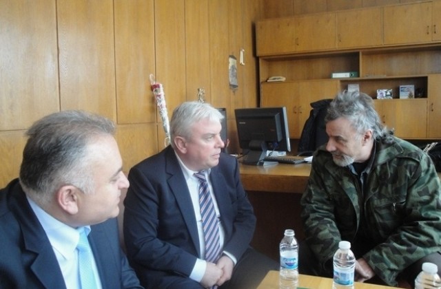 Десетки жители споделиха проблемите си на депутатска приемна в Страхилово