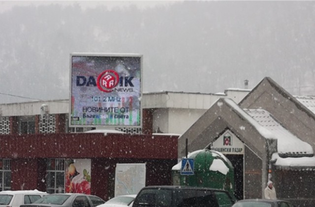 Остава облачно