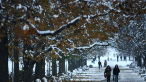 Остава облачно