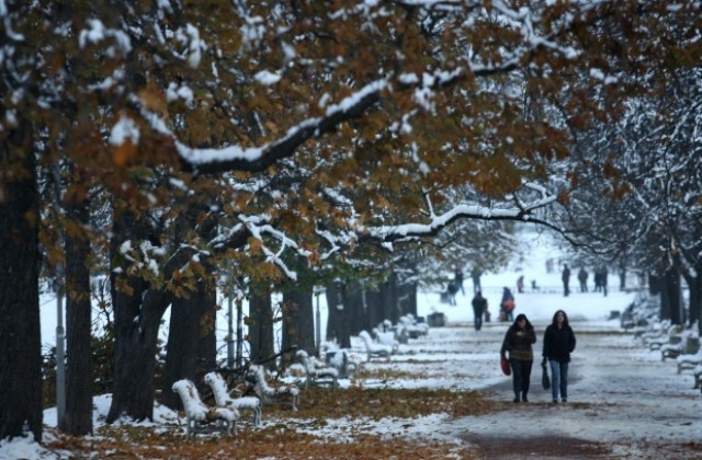 Остава облачно