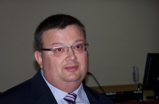 Сложиха караулка пред дома на главния прокурор в Пловдив