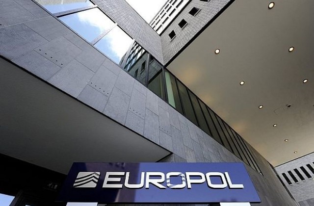 Европол разби мрежа за трафик на хора, над 100 души са арестувани