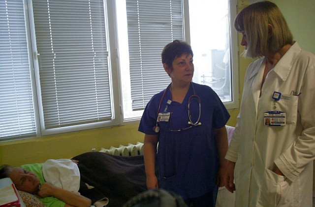 Пенсионерка с 33 счупвания на гръдната кост оживя след 63 дни в реанимация