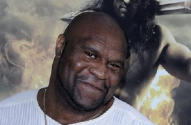 ВИДЕО: 150-килограмова машина трепери пред полугола сервитьорка