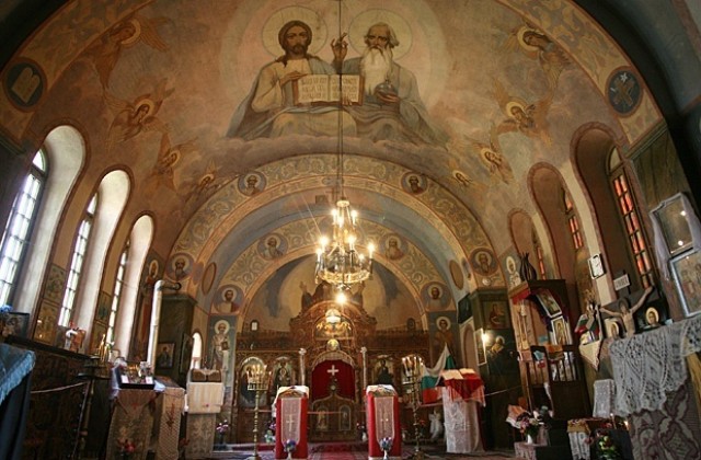 Православната църква чества Трифоновден