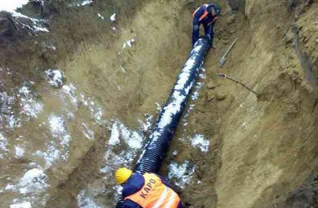 Над 4 км тръби положени от канализацията на Първомайци