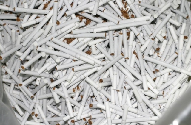 Полицаи откриха 2000 кутии с незаконни цигари в лека кола