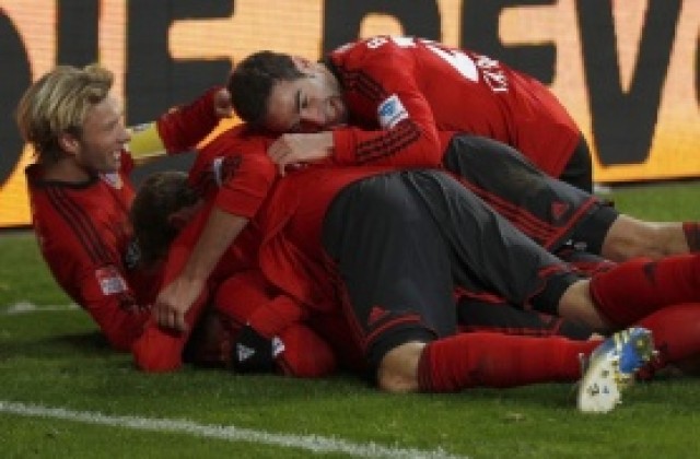 Леверкузен подписа с внука на Уве Зеелер