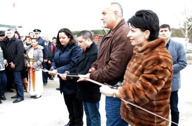 Борисов: Инвестираме в пътища и инфраструктура, за да останат младите по родните си места