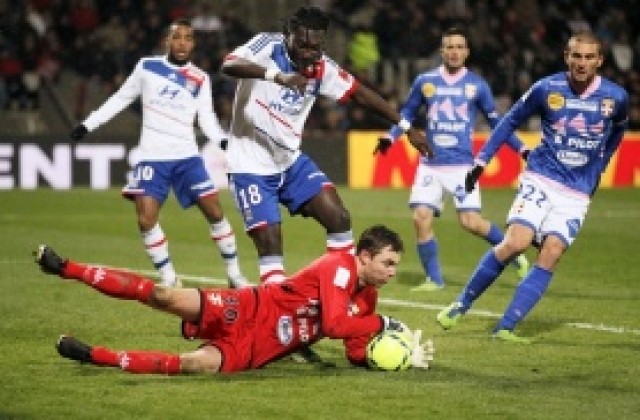 Аячо препъна лошо Лион в борбата за титлата