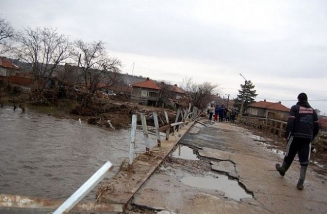 Жителите на наводненото село Бисер дават курбан за здраве
