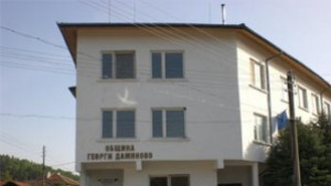 Фирми висят с такса смет