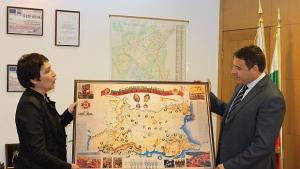 ВМРО връчи карта с изконните граници на България на кмета