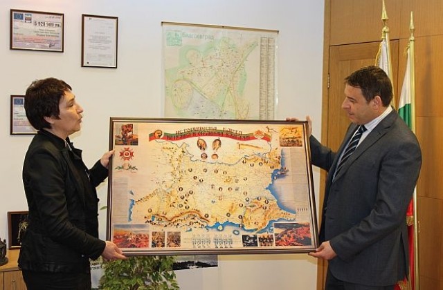 ВМРО връчи карта с изконните граници на България на кмета Камбитов