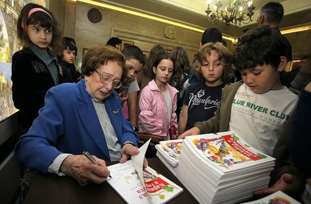 Съболезнователна книга в театъра по повод смъртта на Леда Милева